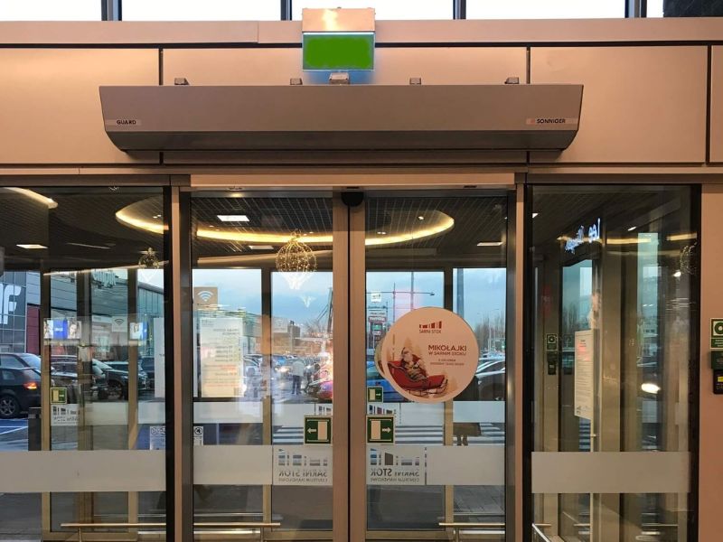 Come funziona una barriera d&rsquo;aria e perch&eacute; pu&ograve; fare la differenza in un ingresso commerciale