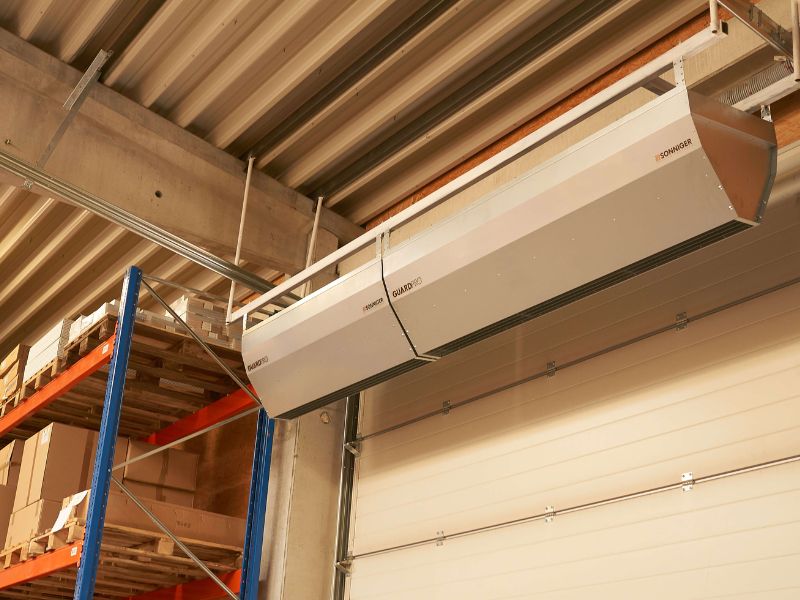 Lama d&rsquo;aria industriale: come scegliere la soluzione giusta per portoni, magazzini e capannoni